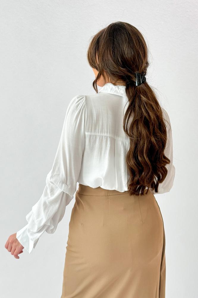 White long-sleeved cotton shirt المقاس:(L)