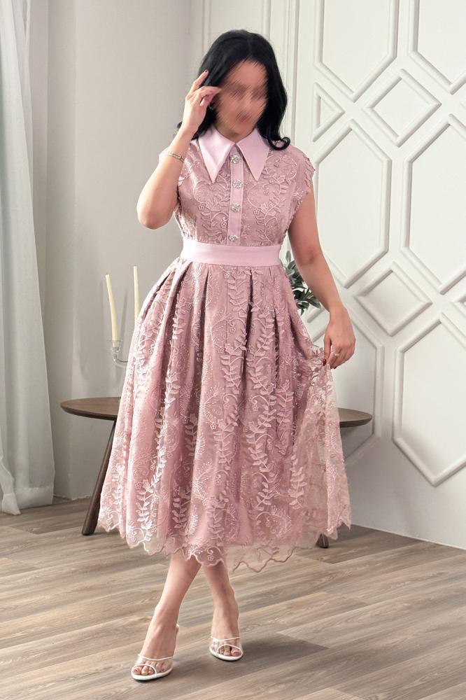 Classic pink lace midi dress المقاس:(S - 36)