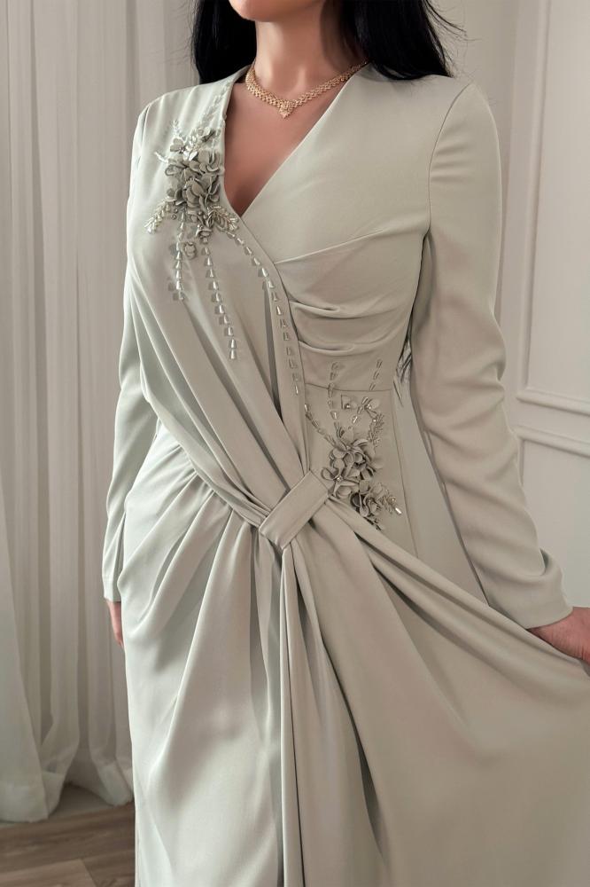 Light green draped maxi dress with rose appliqués المقاس:(M - 38)