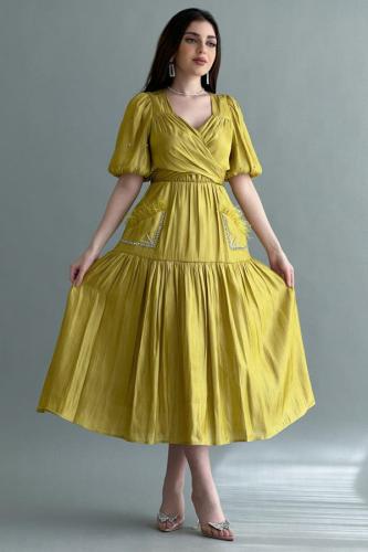 Embroidered satin midi dress in cumin المقاس:(M)