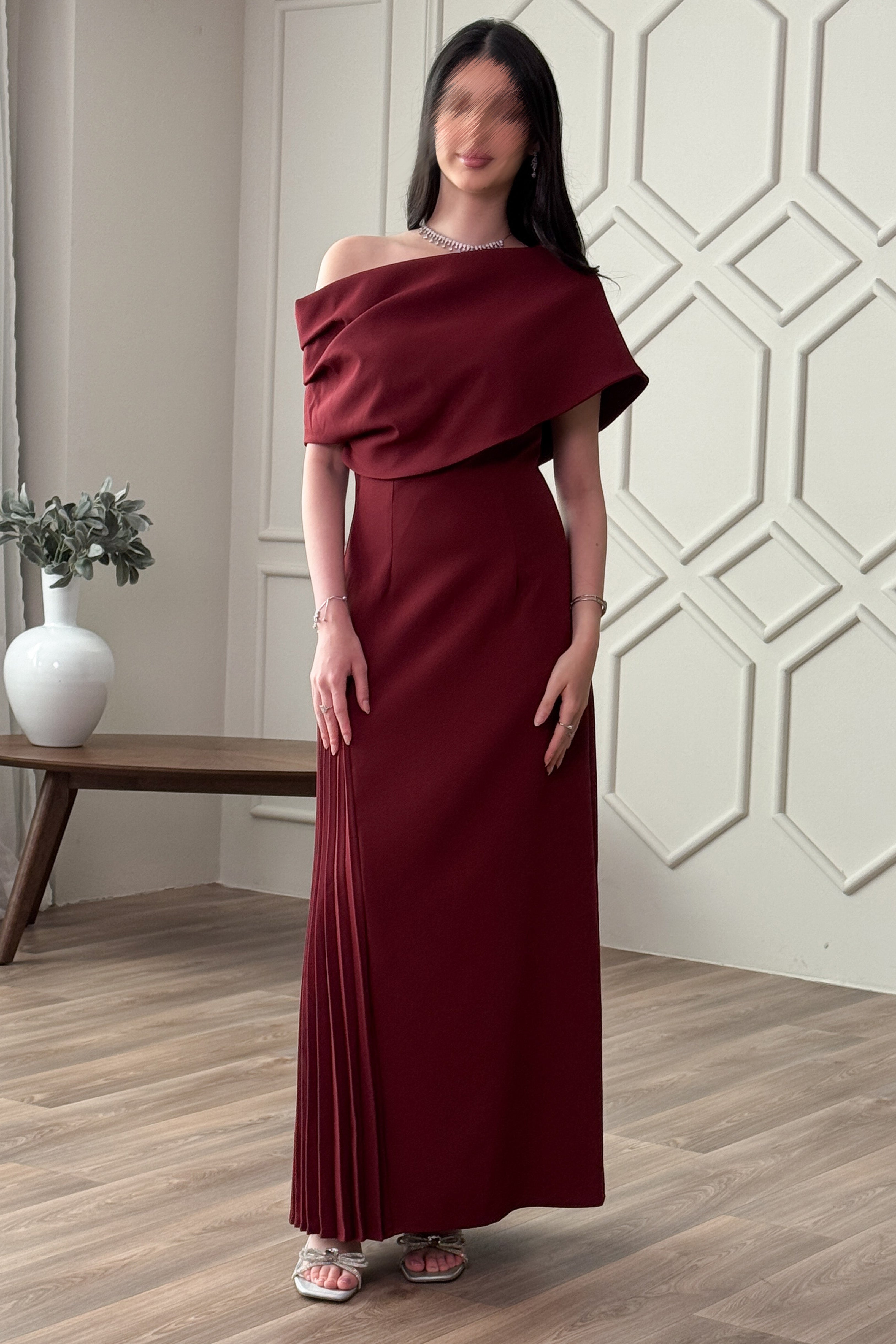 فستان ماكسي بكسرات جانبية لون عنابي