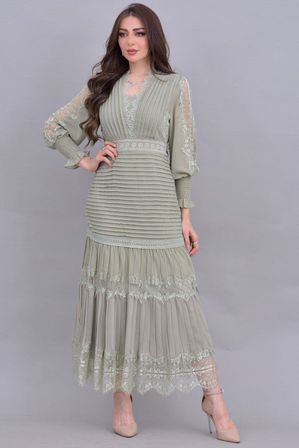 Solid color dress with a split design and pistachio lace