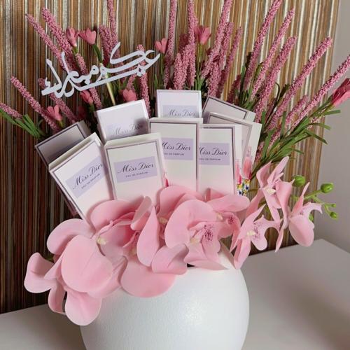 فازة ورد مع 10 عطور مس ديور الأصلية بحجم 1 مل