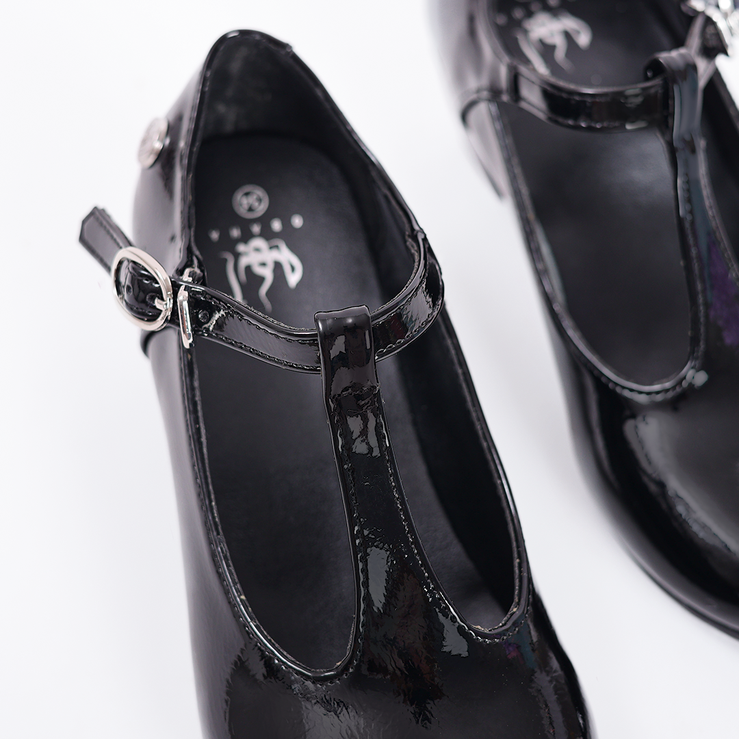 حذاء أسود بشريط حرف T