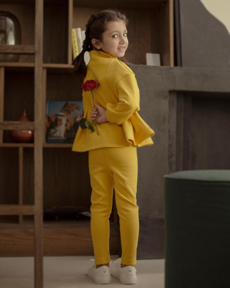 طقم شتوي الجميلة الأصفر