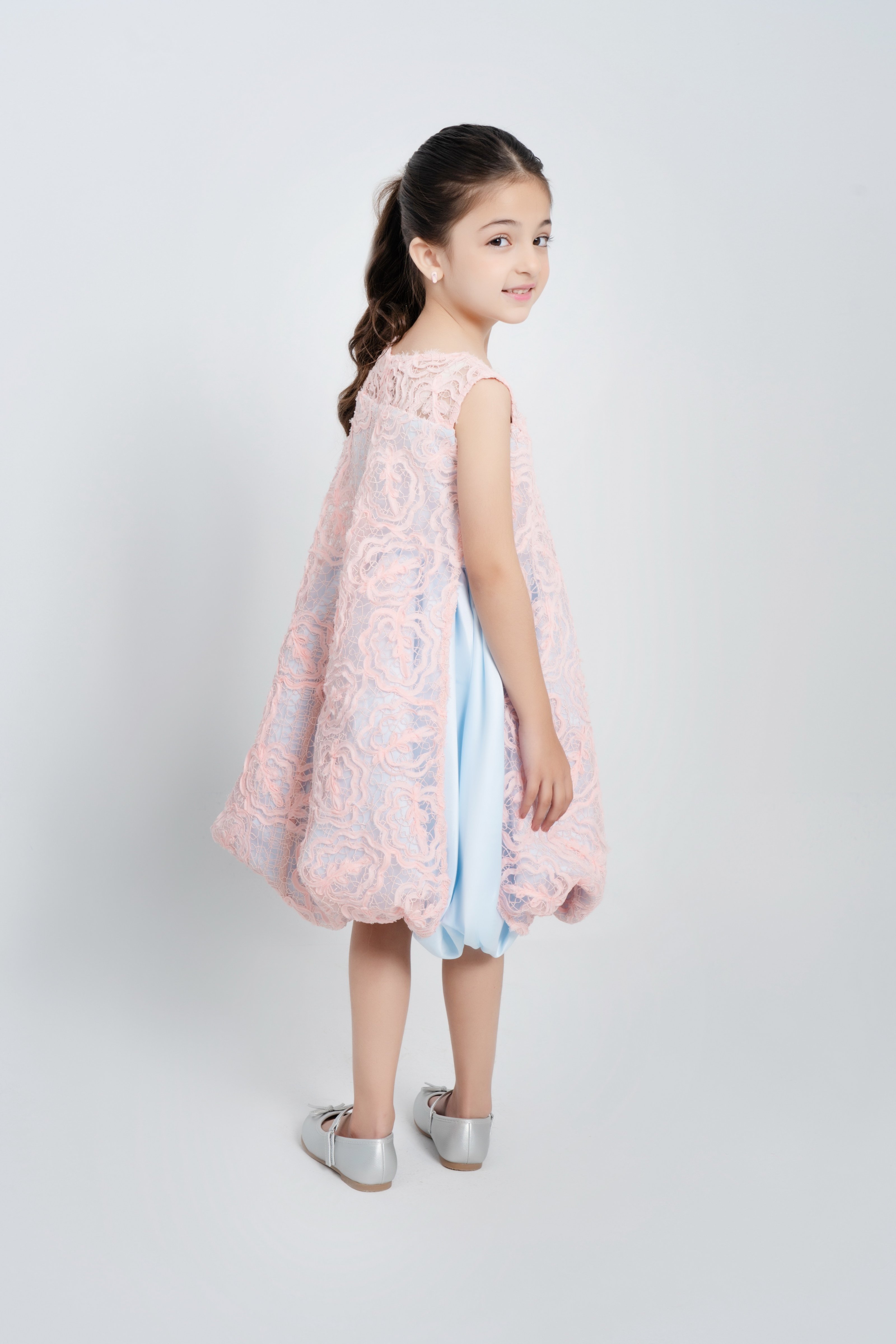 فستان الدانتيل المشمشي