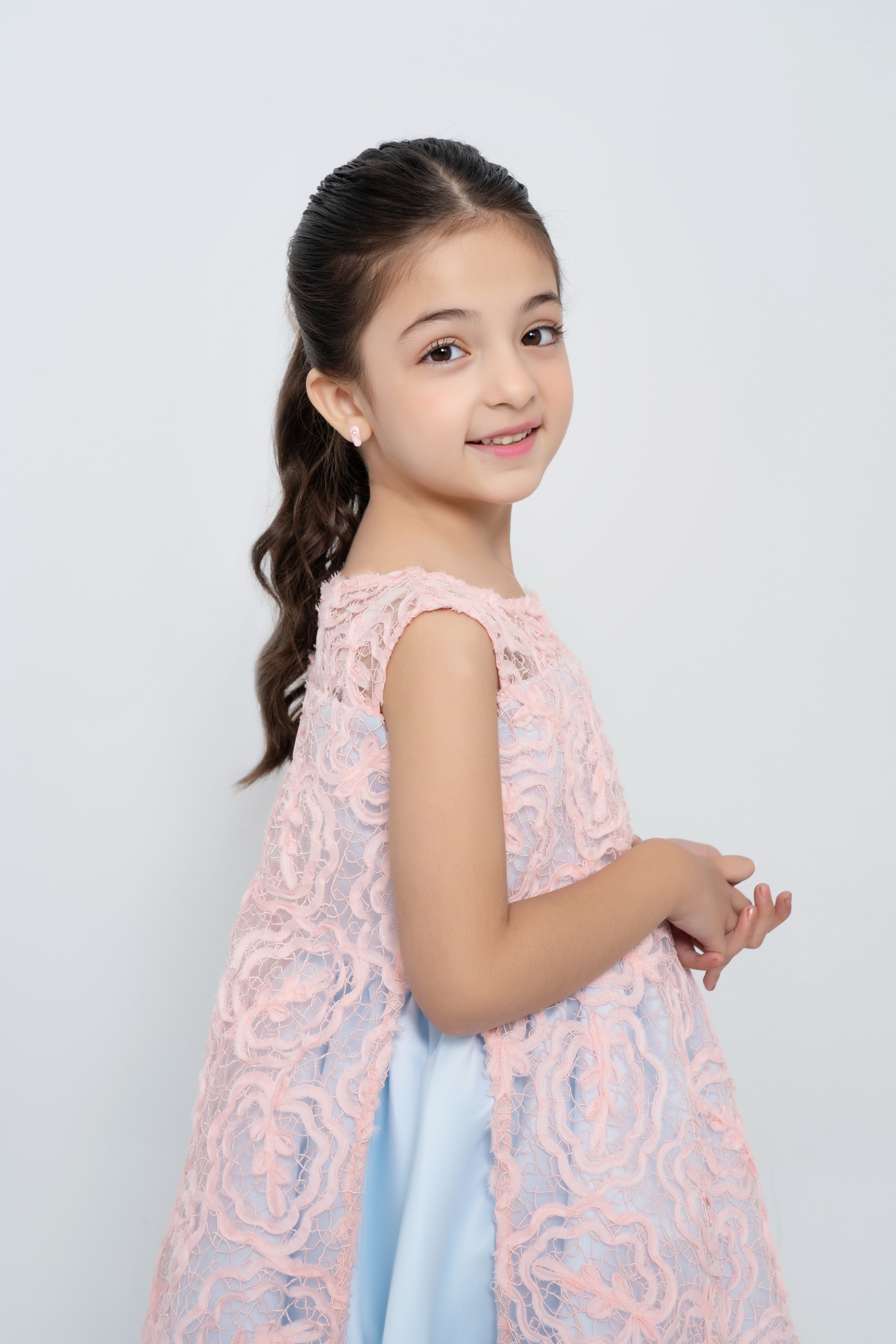 فستان الدانتيل المشمشي