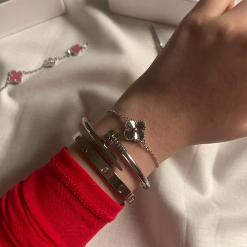 تنسيق ثلاث اساور بدون ملحقات