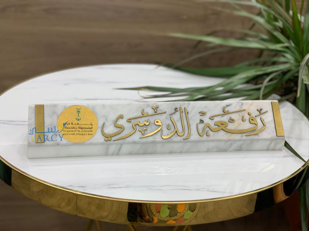 إكسسوار مكتبي من الرخام الأبيض بتصميم فريد وأنيق