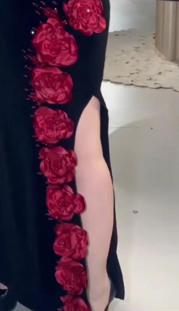 فستان سهره المزين بالورود البارزه والتطريز اليدوي الأنيق