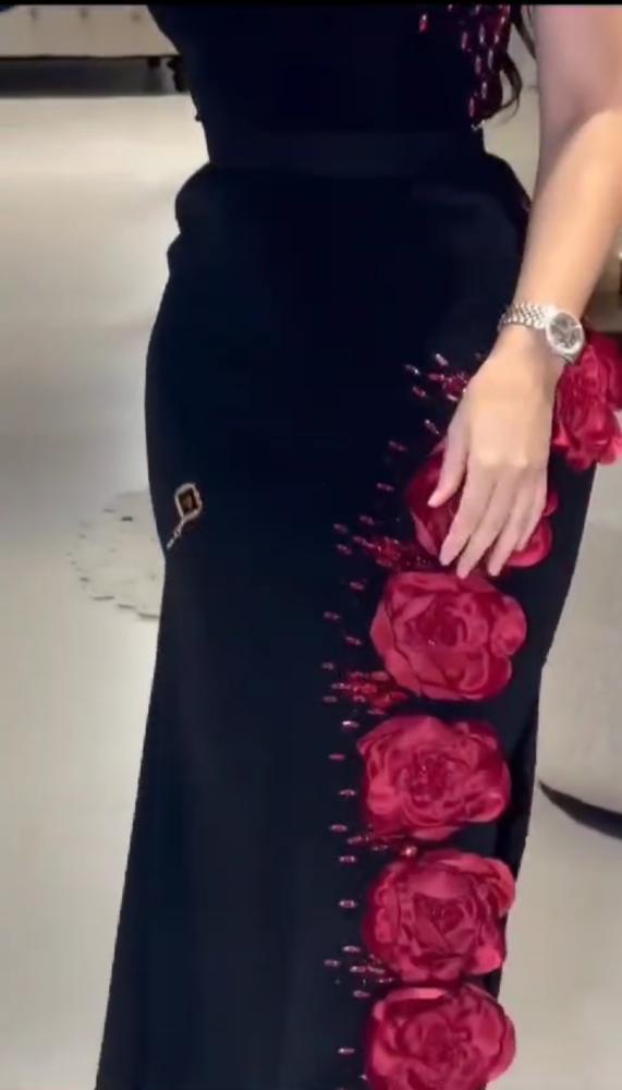 فستان سهره المزين بالورود البارزه والتطريز اليدوي الأنيق