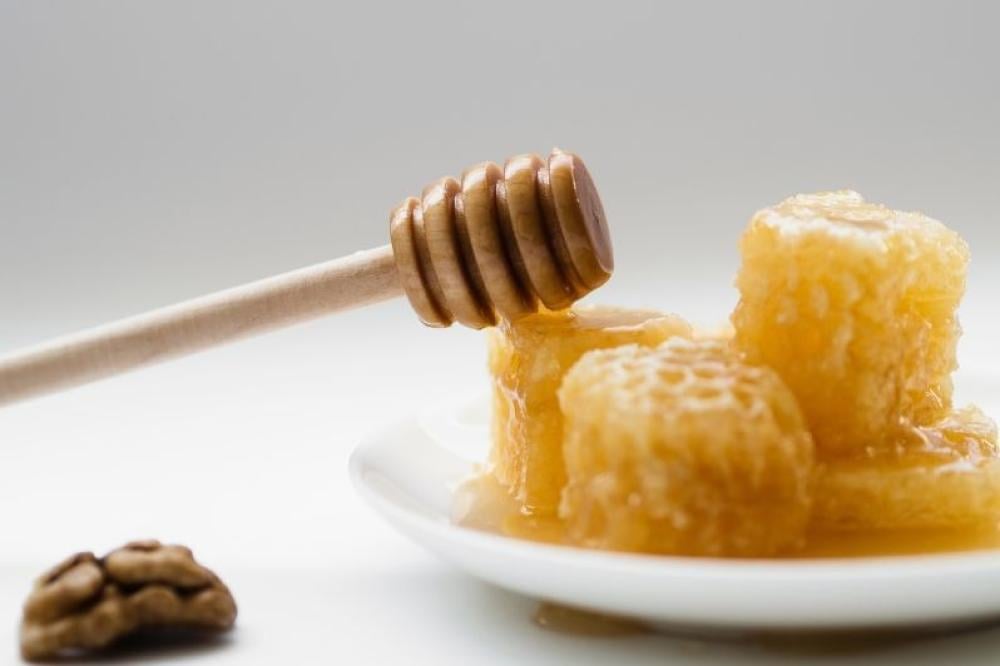 هل شمع العسل يؤكل