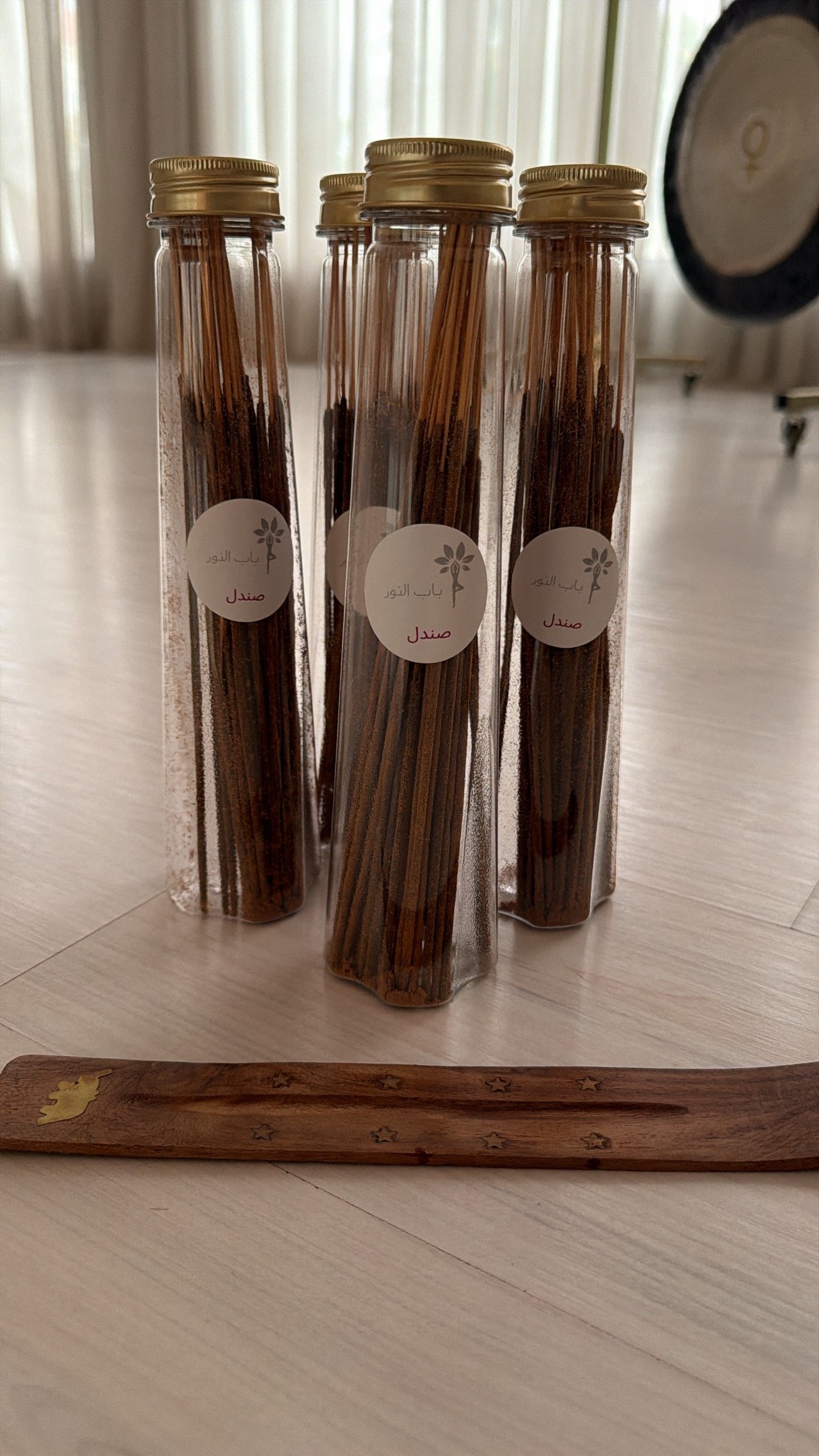 أربعة علب من أعواد الصندل