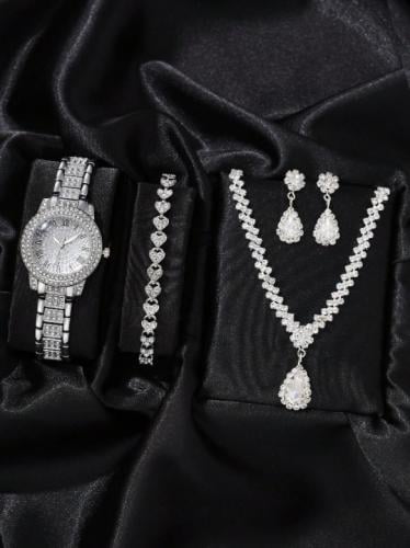 ساعة نسائية واحدة لونها فضي بسوار من سبيكة الزنك م...