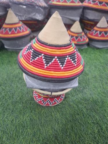 مدهن حجر طبيعي مع غطاء ومطرح صناعه يدوي قطر ١٥ سم