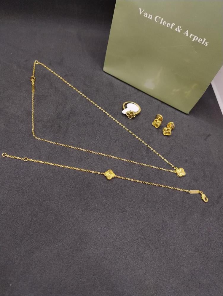 اطقم فان كليف 1 ورده ذهبي