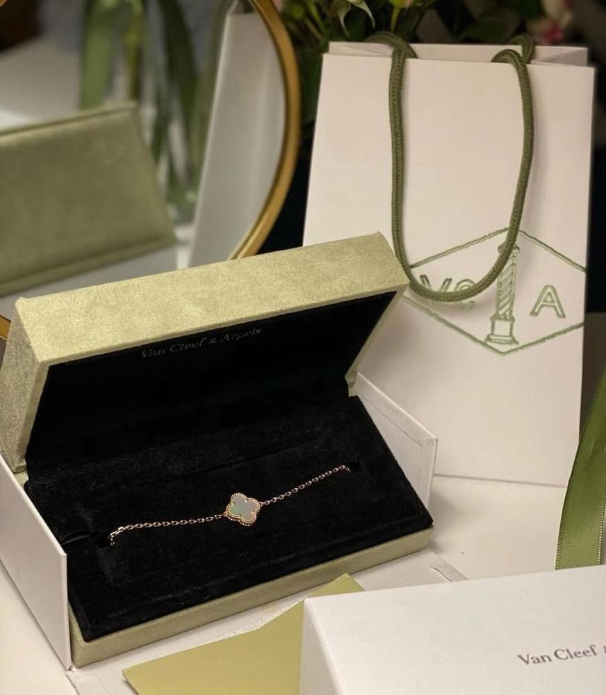 اساور فان كليف ورده واحده الوان متعدده