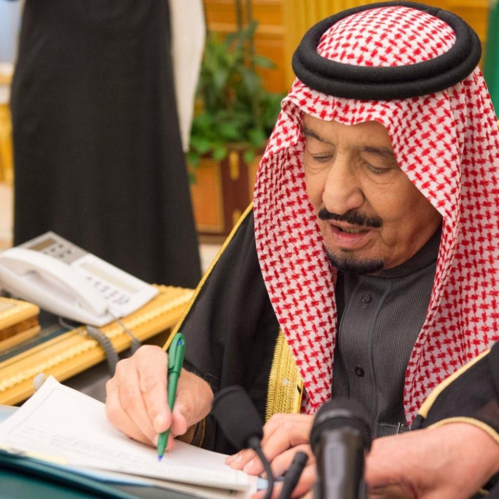 تعرف على القلم الذي يستخدمه الملك وولي العهد في الكتابة والتوقيع