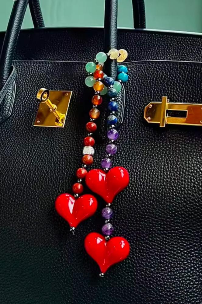 إكسسواراتك اليومية بروح الفخامة: تعليقات الجوال، الشنط، والهدايا من مازن روزاري