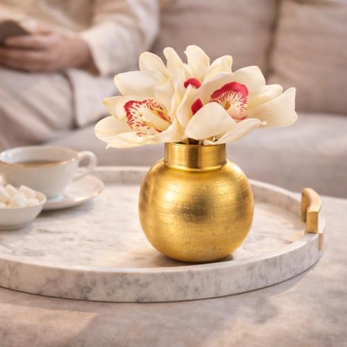 ٨- مزهرية حديد ذهبي مع ورد