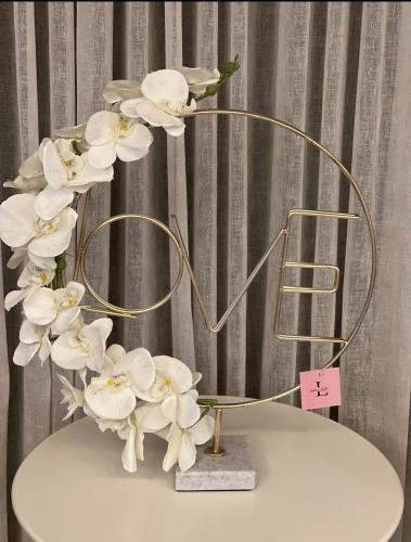 ديكور معدني ذهبي بالورد الوردي