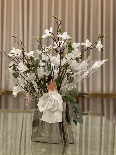 فازة كبيرة  استيل لامعه مع ورد ابيض