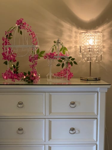 2 قفص ابيض حديد مشغول بمقاسين مزيّن بأزهار الجهنمية