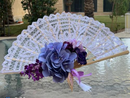 مروحة يد قطن ودانتيل مزينة ورد صناعي