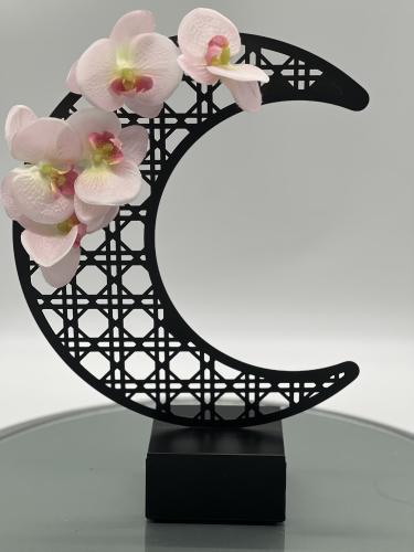 هلال اسود مزين بالورد