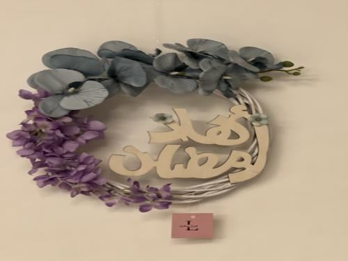 اكليل الروطان بني اللون مزيّن بأزهار ناعمة