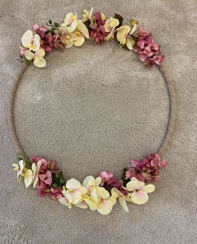 هيلا هوب  مزيّن بأزهار صفراء وارجواني