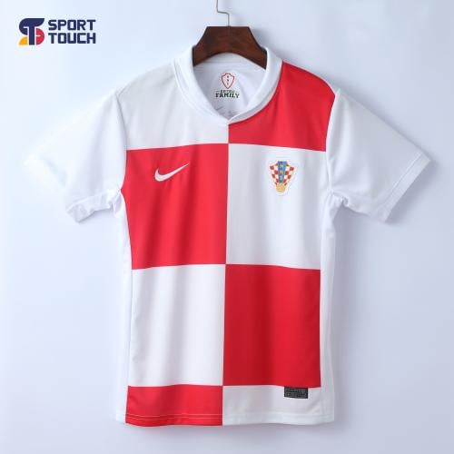 طقم اطفال كرواتيا الاساسي 2025