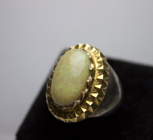 أوبال اثيوبي أبيض