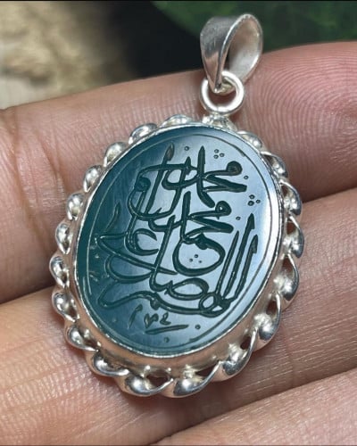 قلادة عقيق اخضر منقوش