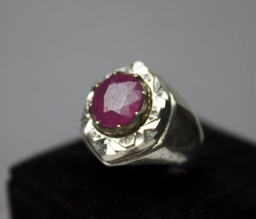 ياقوت مطعم بالألماس