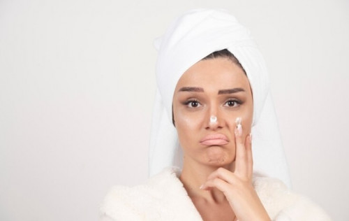 كيفية العناية بالبشرة الدهنية في الرياح الموسمية