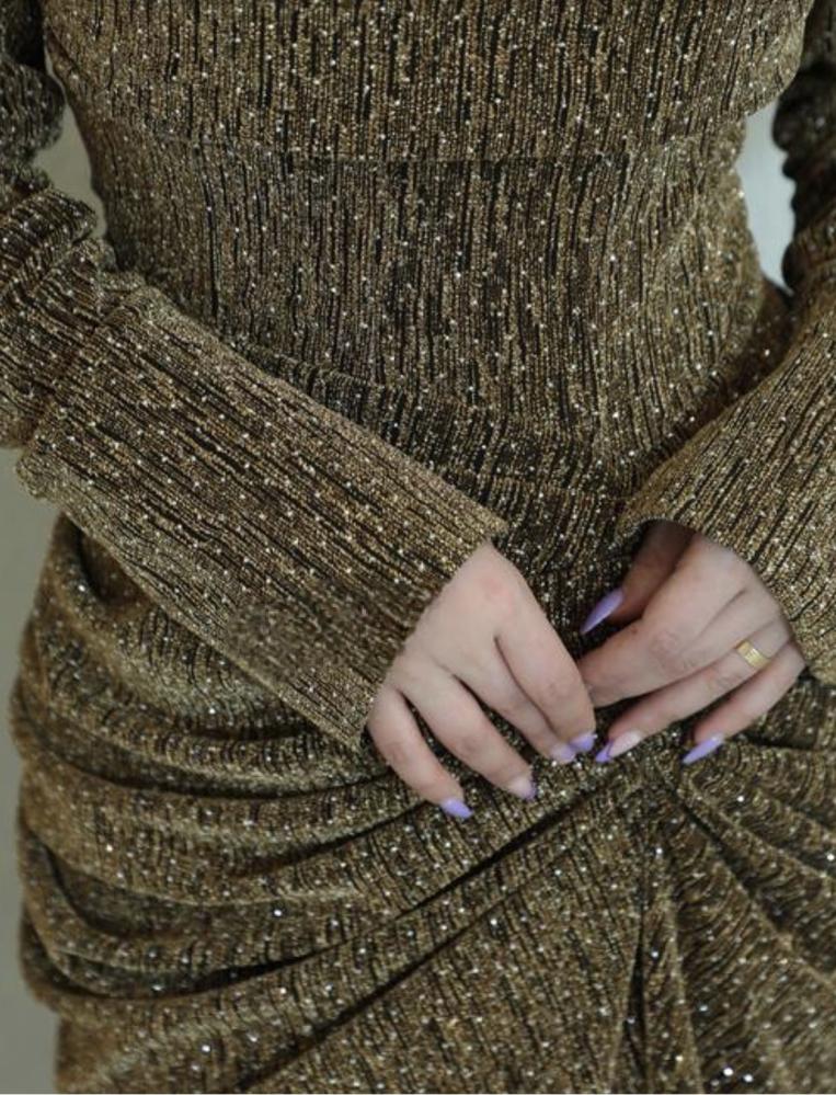 فستان سهرة بقصة من الخصر وباكمام طويلة