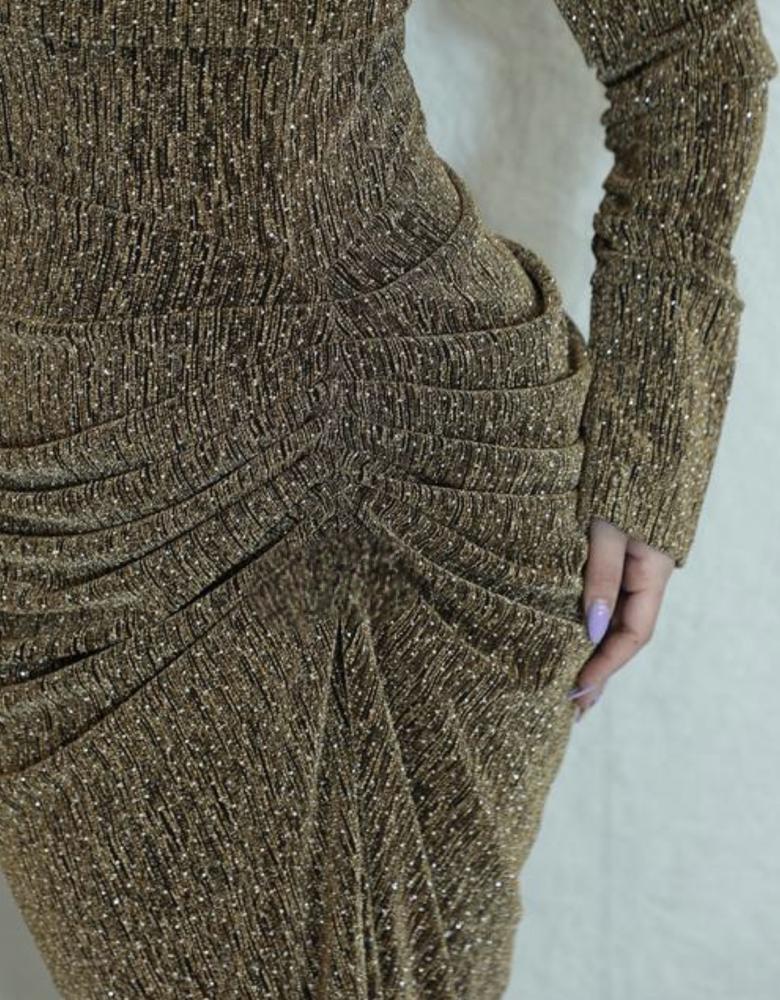 فستان سهرة بقصة من الخصر وباكمام طويلة