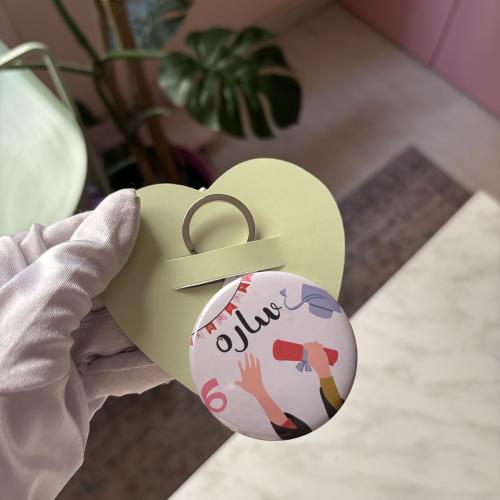 ميدالية مع مراية بالاسم تخرج