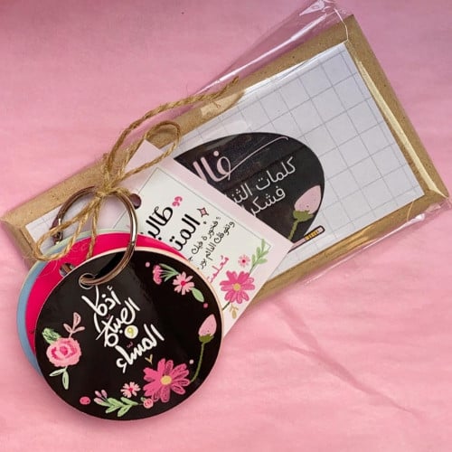 لوحة خشبية مع ميدالية وكرت