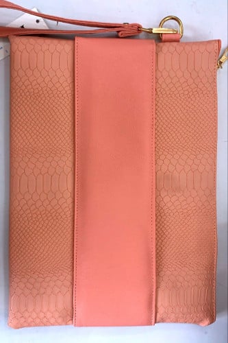 شنطه يد نسائيه زهري  مطرز بالاسم