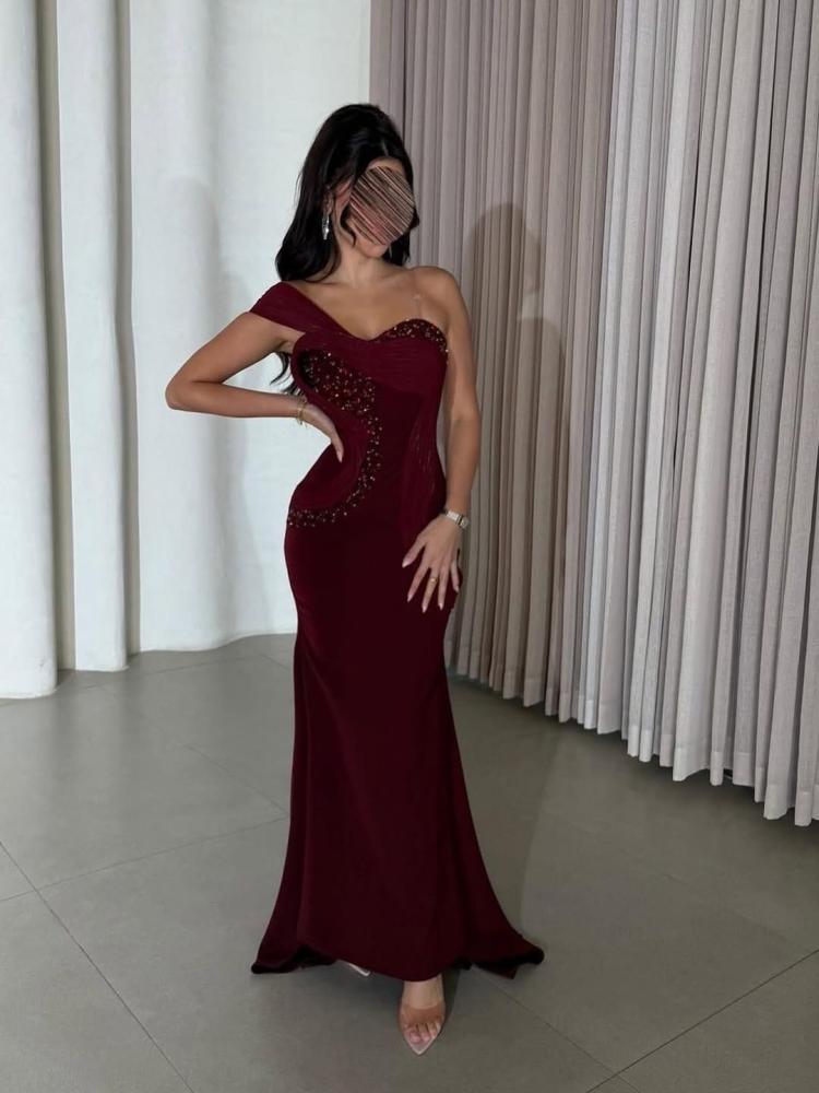 فستان سهرة انيق بلون الاحمر العودي