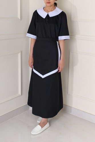 فستان ميدي اسود بياقات بيضاء ومريلة سوداء بأطراف بيضاء