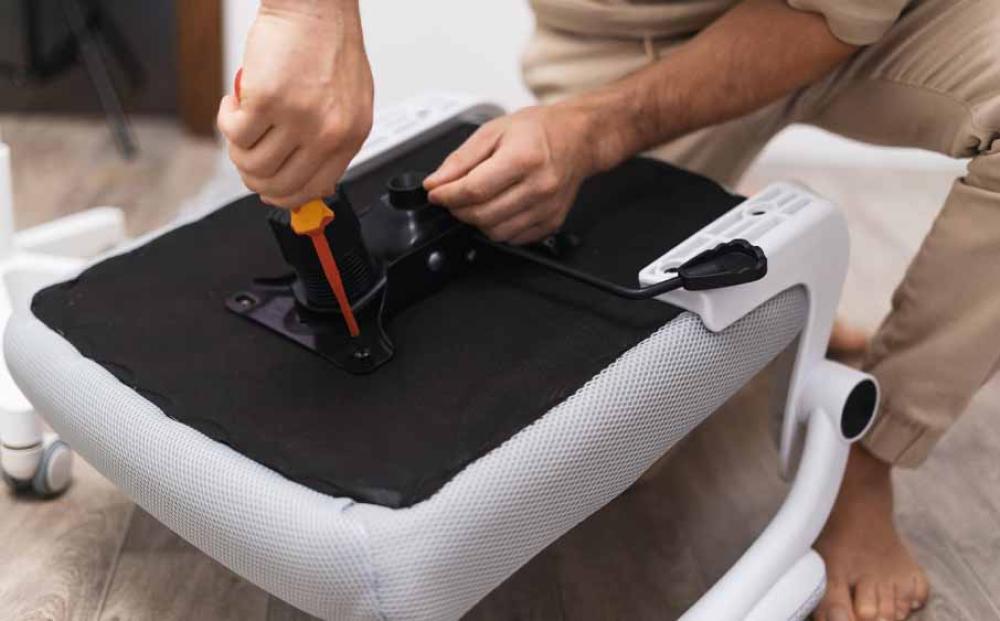 كيفية إصلاح صرير الكرسي