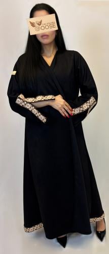 عباية شامواه بتطريز ذهبي وورد ابيض على الاكمام واط...