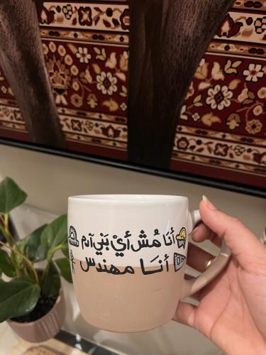 كوب -المهندس- مرسوم يدوياً
