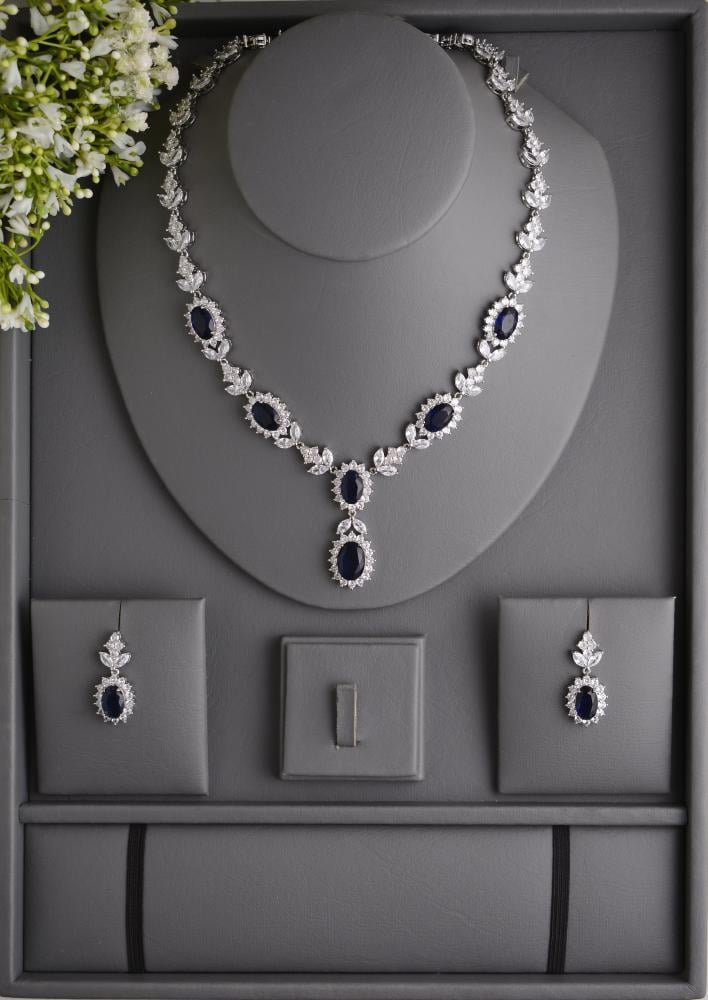 طقم أنثوي أنيق مثالي للسهرات والمناسبات الخاصة بالون الازرق