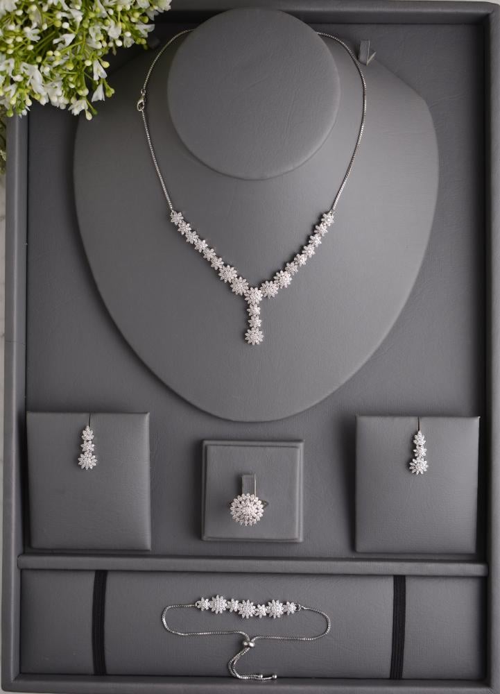 طقم مجوهرات فضي راقٍ بتصميم زهور براقة متناسقة