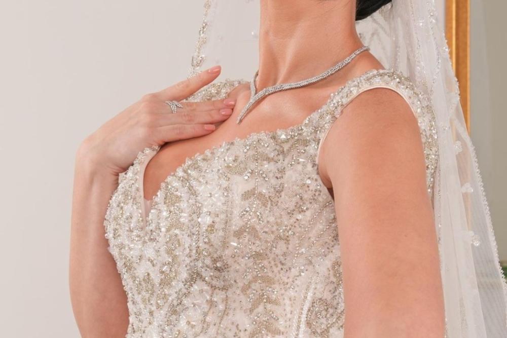 دليل مفيد للعروس لاختيار المجوهرات حسب ياقة فستان الزفاف