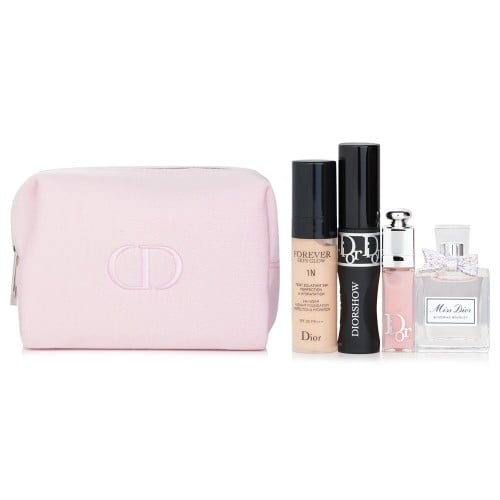 حقيبة Miss Dior مع منتجات العناية